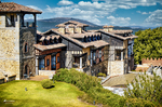 Arquitectura serrana de piedra y madera en La Alberca con paisaje al fondo.