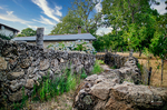 Rincón natural con rocas, vegetación y construcciones tradicionales en La Alberca.
