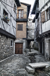 Callejón de La Alberca con escaleras, muros de piedra y arquitectura popular.