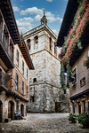 Calle de La Alberca con iglesia de piedra y casas antiguas.