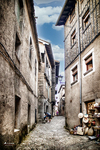 Calle estrecha de La Alberca entre muros de piedra y casas antiguas.