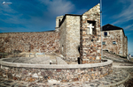 Construcción histórica de piedra en La Alberca bajo cielo azul intenso.