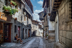 Calle tradicional de La Alberca con balcones, macetas y casas de piedra.