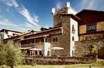 Edificio histórico de La Alberca con fachada blanca, piedra y escudo.