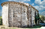 Iglesia o edificio histórico circular de piedra en La Alberca, Salamanca.