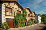 Casas tradicionales de Mogarraz con balcones de madera, piedra y flores en la fachada.