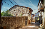 Calle estrecha de Mogarraz con casas de piedra y entramado de madera.