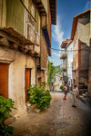 Rincón de Mogarraz con calle estrecha, macetas y fachadas antiguas.
