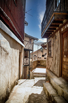 Callejón de Mogarraz entre casas antiguas de piedra y madera.