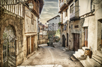 Calle antigua de Mogarraz con casas serranas y muros de piedra.