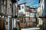Rincón urbano de Mogarraz con casas tradicionales y balcones de madera.