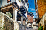 Calle de Mogarraz con balcones de madera y fachadas de piedra.