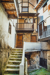 Casa tradicional de Mogarraz con escalera exterior y galería de madera.
