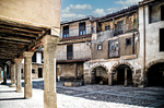 Plaza porticada de Sequeros con soportales de madera y arcos de piedra.