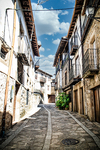 Calle del casco antiguo de Sequeros con balcones, portones y fachadas tradicionales.