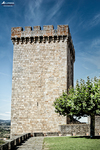 Torre medieval de piedra bajo cielo azul en Monforte de Lemos.
