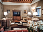 Salón acogedor con chimenea, sofás y techo de madera en Monforte de Lemos.
