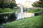 Jardín con estanque, fuente y edificios al fondo en Monforte de Lemos.