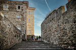 Escaleras de piedra entre muros históricos en Monforte de Lemos.