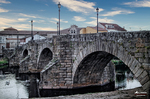 Arcos de piedra del puente histórico sobre el río en Monforte de Lemos.