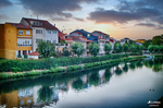 Casas de colores reflejadas en el río Cabe en Monforte de Lemos.