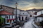 Calle empedrada con casas tradicionales en Monforte de Lemos.