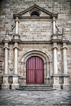 Iglesia de piedra con puerta roja en Monforte de Lemos.