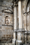 Detalle arquitectónico de columnas y piedra antigua en Monforte de Lemos.