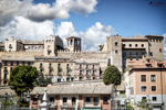Vista urbana de Segovia con edificios históricos y cielo nublado.