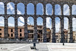 Arcos del Acueducto de Segovia vistos de frente desde la plaza.