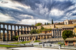 Panorámica del Acueducto de Segovia integrado en la ciudad antigua.