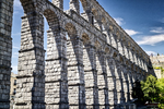 Muro de piedra del Acueducto de Segovia visto en perspectiva cercana.