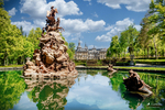Fuente monumental reflejada en el estanque de los jardines de La Granja.