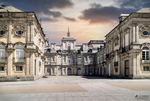 Arquitectura palaciega de La Granja de San Ildefonso al atardecer.
