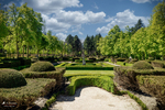 Jardines geométricos de La Granja con setos y caminos cuidados.