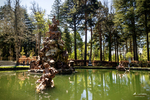 Fuente escultórica y estanque en los jardines de La Granja de San Ildefonso.