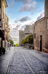 Calle empedrada junto a la muralla de Ávila.