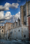 Vista de la Catedral de Ávila con cielo azul y nubes.