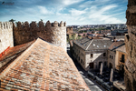 Vista sobre tejados y murallas desde una zona elevada de Ávila.