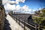 Paseo elevado sobre la muralla de Ávila con vistas al casco histórico.