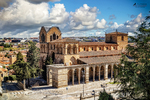 Vista de iglesias y tejados históricos desde la muralla de Ávila.