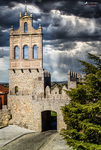 Torre de piedra de una iglesia histórica en Ávila.