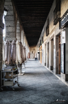 Galería porticada con columnas de piedra y techo de madera en Ávila.