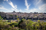 Panorámica de Ávila con muralla, ciudad antigua y paisaje al fondo.