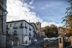 Calle de piedra con casas antiguas en el casco histórico de Toledo.