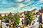 Vista panorámica de Toledo con edificios históricos y cielo azul.