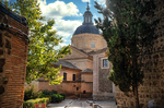 Iglesia histórica con cúpula y muros de piedra en Toledo.