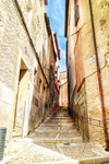 Escalera de piedra en una calle antigua del casco histórico de Toledo.