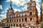 Edificio monumental con arcadas en una plaza histórica de Toledo.