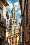 Vista de la Catedral de Toledo entre balcones y calles antiguas.